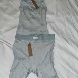 Selling this SKIMS set!